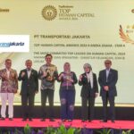 PT Transjakarta raih penghargaan TOP Human Capital Awards 2024 #4 Star dan Direktur Keuangan, Sumber Daya Manusia (SDM), dan Umum Transjakarta, Mayangsari Dian Irwantari menerima penghargaan dalam kategori The Most Committed Human Capital Leader 2024. Acara digelar Majalah Top Business di Hotel Raffles, Kuningan, Setiabudi, Jakarta Selatan, Rabu (30/10/2024) malam. Foto: Ist