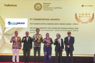 PT Transjakarta raih penghargaan TOP Human Capital Awards 2024 #4 Star dan Direktur Keuangan, Sumber Daya Manusia (SDM), dan Umum Transjakarta, Mayangsari Dian Irwantari menerima penghargaan dalam kategori The Most Committed Human Capital Leader 2024. Acara digelar Majalah Top Business di Hotel Raffles, Kuningan, Setiabudi, Jakarta Selatan, Rabu (30/10/2024) malam. Foto: Ist