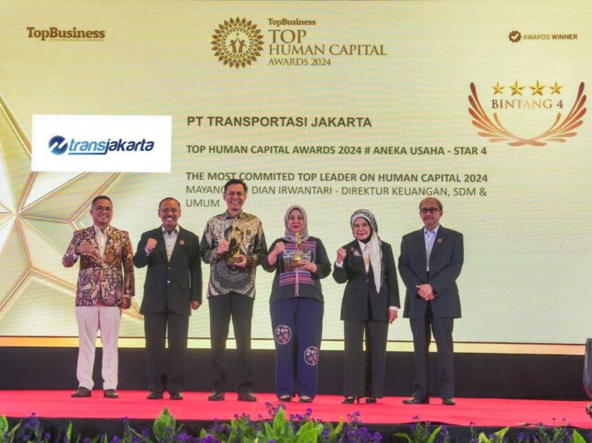 PT Transjakarta raih penghargaan TOP Human Capital Awards 2024 #4 Star dan Direktur Keuangan, Sumber Daya Manusia (SDM), dan Umum Transjakarta, Mayangsari Dian Irwantari menerima penghargaan dalam kategori The Most Committed Human Capital Leader 2024. Acara digelar Majalah Top Business di Hotel Raffles, Kuningan, Setiabudi, Jakarta Selatan, Rabu (30/10/2024) malam. Foto: Ist