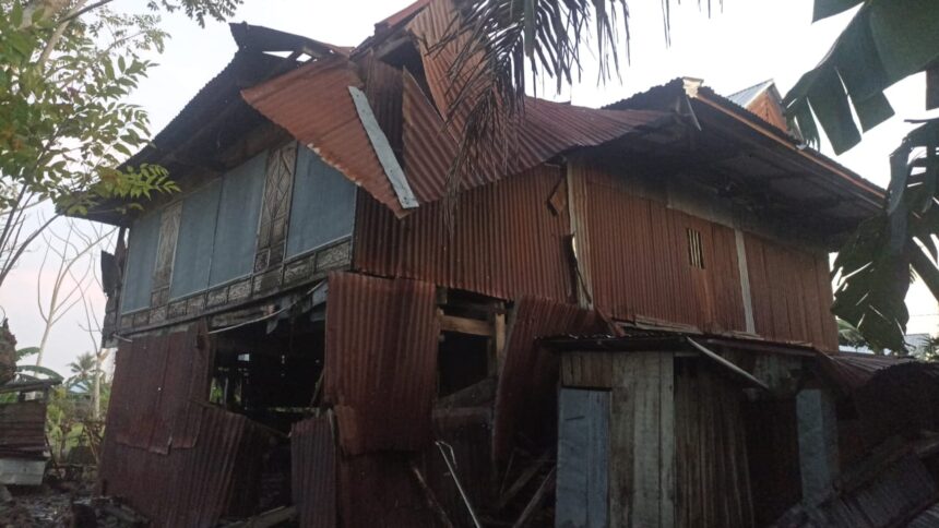 Kondisi sejumlah unit rumah warga rusak dampak yang disebabkan angin kencang di Kabupaten Sidenreng Rappang, Provinsi Sulawesi Selatan, pada Rabu (30/10/2024). Foto: BPBD Kabupaten Sidenreng Rappang