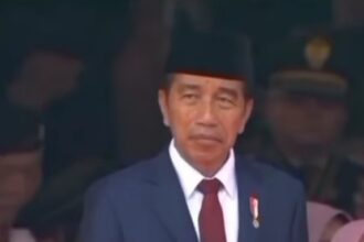 Presiden Joko Widodo saat memberikan amanat upacara dalam acara Hari Ulang Tahun (HUT) Tentara Nasional Indonesia (TNI) ke-79 di Lapangan Silang Monas, Jakarta Pusat, Sabtu (5/10/2024). Foto: Live streaming Instagram @puspentni