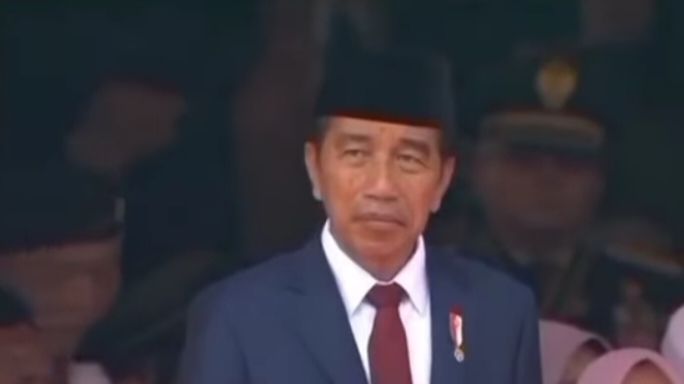 Presiden Joko Widodo saat memberikan amanat upacara dalam acara Hari Ulang Tahun (HUT) Tentara Nasional Indonesia (TNI) ke-79 di Lapangan Silang Monas, Jakarta Pusat, Sabtu (5/10/2024). Foto: Live streaming Instagram @puspentni