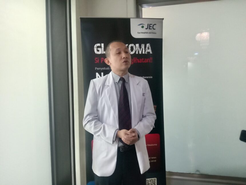 Dr. Zeiras Eka Djamal, SpM(K), Dokter Subspesialis Glaukoma JEC Eye Hospitals and Clinics dan Ketua Pelaksana Operasi Implan Glaukoma JEC 2024, di JEC Kedoya, Jakarta Barat, Selasa (29/10/2024).