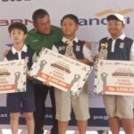 Japto Soerjosoemarno berpose dengan para juara kategori Boys dan Girls D Division. (IPOL.ID)