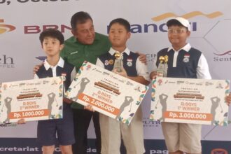 Japto Soerjosoemarno berpose dengan para juara kategori Boys dan Girls D Division. (IPOL.ID)