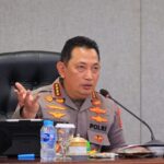 Kapolri Jenderal Listyo Sigit saat video conference dengan jajaran Polda dan Polres terkait judol dan narkoba. Foto: Polri