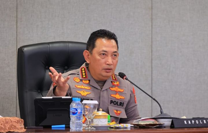 Kapolri Jenderal Listyo Sigit saat video conference dengan jajaran Polda dan Polres terkait judol dan narkoba. Foto: Polri