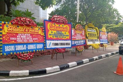Karangan bunda ucapan atas pelantikan pimpinan DPRD DKI Jakarta berjejer meski acara ditunda hingga Jumat (4/10/2024), lusa.(Foto sofian/ipol.id)