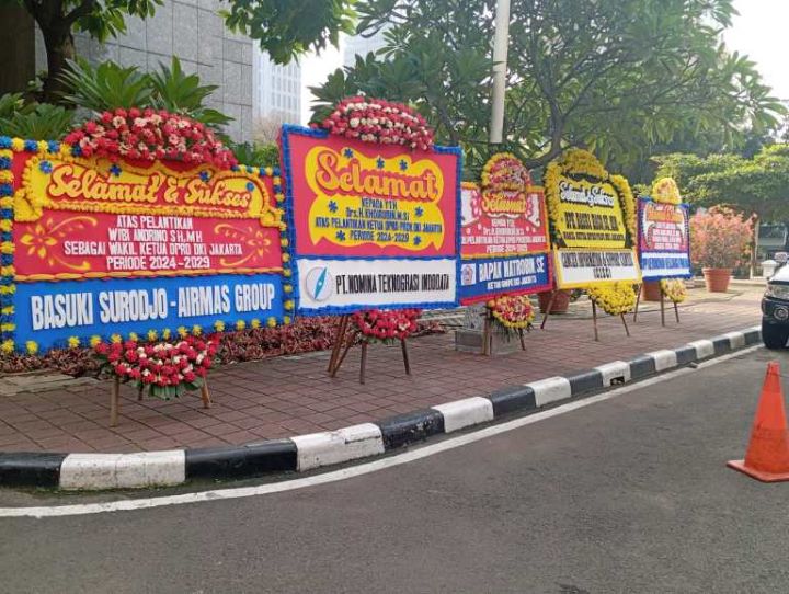 Karangan bunda ucapan atas pelantikan pimpinan DPRD DKI Jakarta berjejer meski acara ditunda hingga Jumat (4/10/2024), lusa.(Foto sofian/ipol.id)