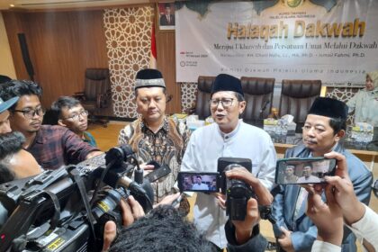 Ketua Majelis Ulama Indonesia (MUI) Bidang Dakwah dan Ukhuwah KH Cholil Nafis saat doorstop media. (dok. mui.or.id)