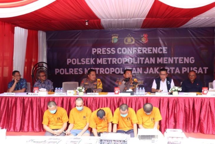 Kombes Norman Sitindaon, Personel Bagjatinter Set NCB-Interpol Indonesia Divhubinter Polri, mengatakan, Interpol memburu WN China pencuri BTS. Foto: Polri