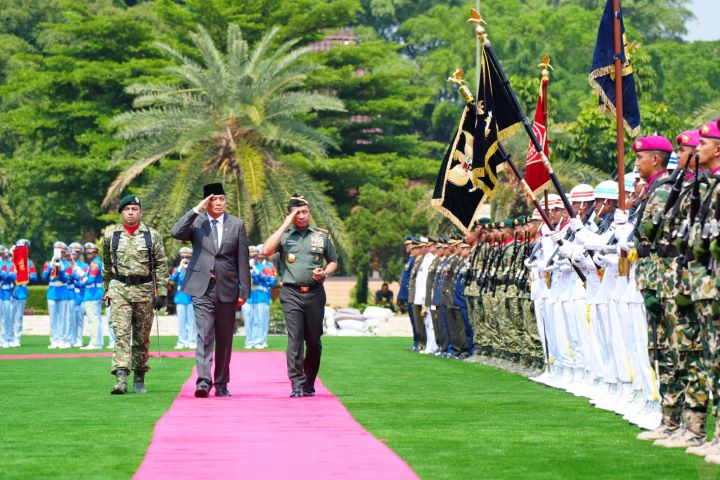 Menhan Sjafrie Sjamsoeddin saat mengunjungi Markas Besar Tentara Nasional Indonesia (Mabes TNI), Cilangkap, Jakarta Timur, Selasa (29/10/2024). Foto: Puspen TNI