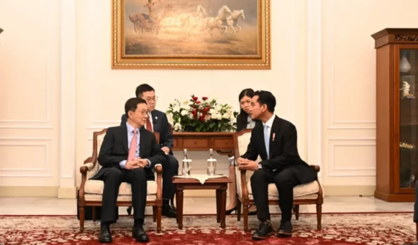 Wakil Presiden Gibran Rakabuming Raka menerima kunjungan kehormatan dari Wapres China Han Zheng di Istana Wapres, Jakarta, Senin (21/10/2024). Foto: Biro Pers Sekretariat Wapres