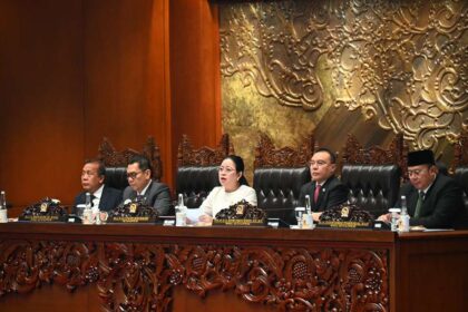 Ketua DPR RI Puan Maharani saat memimpin Sidang Paripurna di Gedung Nusantara II, Senayan, Jakarta, Selasa (15/10/2024). Foto: