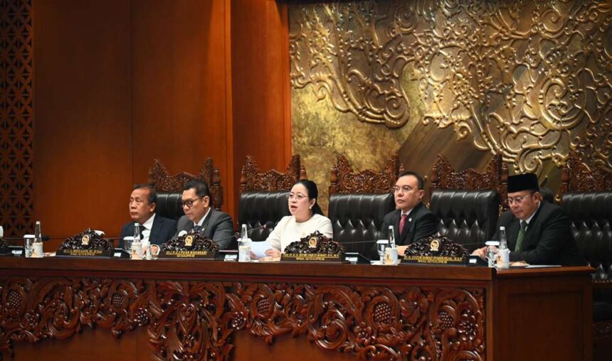 Ketua DPR RI Puan Maharani saat memimpin Sidang Paripurna di Gedung Nusantara II, Senayan, Jakarta, Selasa (15/10/2024). Foto: