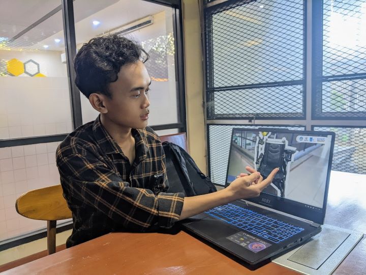 Ketua tim Sambal Telur ITS Agus Fuad Mudhofar saat menunjukkan cara kerja inovasi MobiAi, kursi roda dengan sistem kendali gerakan mata. Foto: ITS