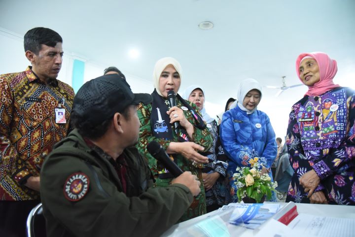 Ketua Umum Tim Penggerak PKK sekaligus Ketua Umum Pembina Posyandu, Tri Suswati Tito Karnavian didampingi Pj Ketua Pembina Posyandu Provinsi DKI Jakarta, Mirdiyanti Heru Budi Hartono, dan Ketua Pembina Posyandu Kota Jakarta Timur, Diah Anwar dalam Peluncuran Posyandu Dewa 2 enam bidang Standar Pelayanan Minimal (SPM) di Gedung Aula Nusantara Pusat Pengembangan SDM Ketenagakerjaan di Jalan Pusdiklat Depnaker, Kecamatan Makasar, Kamis (10/10/2024). Foto: Ist