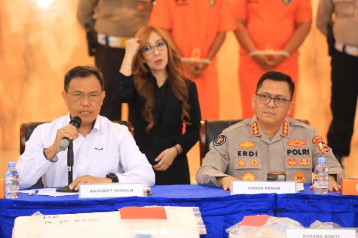 Kombes Pol Donny Charles, Kasubdit Gakkum, menjelaskan keberhasilan Polda Lampung menindak kasus pidana perikanan. Foto: Polri