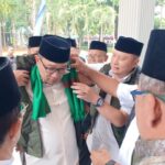 Suasana para pengurus Gus Rido mendampingi Pemimpin Pondok Pesantren Al-Hamid, Cipayung, Jakarta Timur, yang juga Dewan Penasehat Gus Rido, Kiai Lukman Hakim Hamid menyematkan rompi Gus Rido dan sorban kepada Calon Gubernur DKI Jakarta, Ridwan Kamil dalam kegiatan istigosah Pra 1 Abad Pondok Pesantren Al Falah, Ploso, Kediri, Jawa Timur, Senin (28/10/2024). Foto: Joesvicar Iqbal/ipol.id