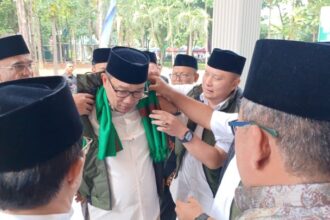 Suasana para pengurus Gus Rido mendampingi Pemimpin Pondok Pesantren Al-Hamid, Cipayung, Jakarta Timur, yang juga Dewan Penasehat Gus Rido, Kiai Lukman Hakim Hamid menyematkan rompi Gus Rido dan sorban kepada Calon Gubernur DKI Jakarta, Ridwan Kamil dalam kegiatan istigosah Pra 1 Abad Pondok Pesantren Al Falah, Ploso, Kediri, Jawa Timur, Senin (28/10/2024). Foto: Joesvicar Iqbal/ipol.id