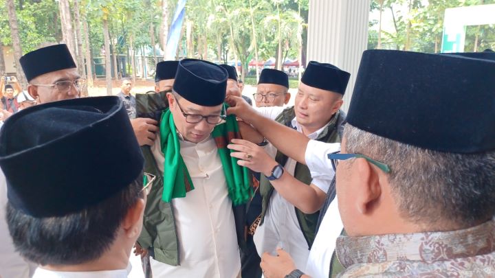 Suasana para pengurus Gus Rido mendampingi Pemimpin Pondok Pesantren Al-Hamid, Cipayung, Jakarta Timur, yang juga Dewan Penasehat Gus Rido, Kiai Lukman Hakim Hamid menyematkan rompi Gus Rido dan sorban kepada Calon Gubernur DKI Jakarta, Ridwan Kamil dalam kegiatan istigosah Pra 1 Abad Pondok Pesantren Al Falah, Ploso, Kediri, Jawa Timur, Senin (28/10/2024). Foto: Joesvicar Iqbal/ipol.id