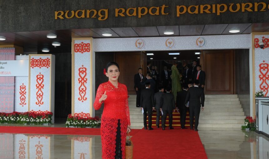 Anggota DPR periode 2024-2029, Rieke Diah Pitaloka sesaat jelang pelantikan Anggota DPR Periode 2024-2029 di Kompleks Parlemen, Senayan, Jakarta, Selasa (1/10/2024). Foto: