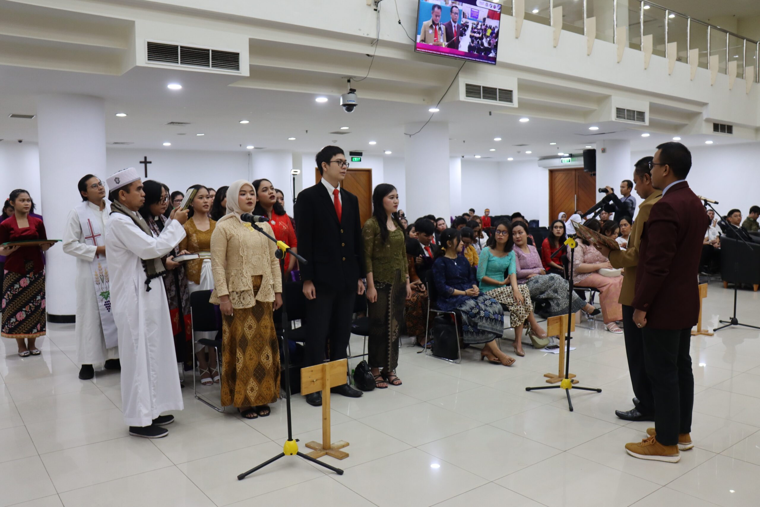 Suasana yudisium dan pengambilan sumpah profesi. Foto: dok UKI