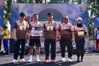 Pj Gub Sulsel saat menyerahkan hadiah umrah kepada peserta Korpri Run 2024. Foto: dok humas