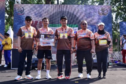 Pj Gub Sulsel saat menyerahkan hadiah umrah kepada peserta Korpri Run 2024. Foto: dok humas