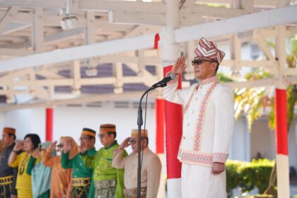 Pj Gub Sulsel saat memimpin upacara Sumpah Pemuda. Foto: dok humas