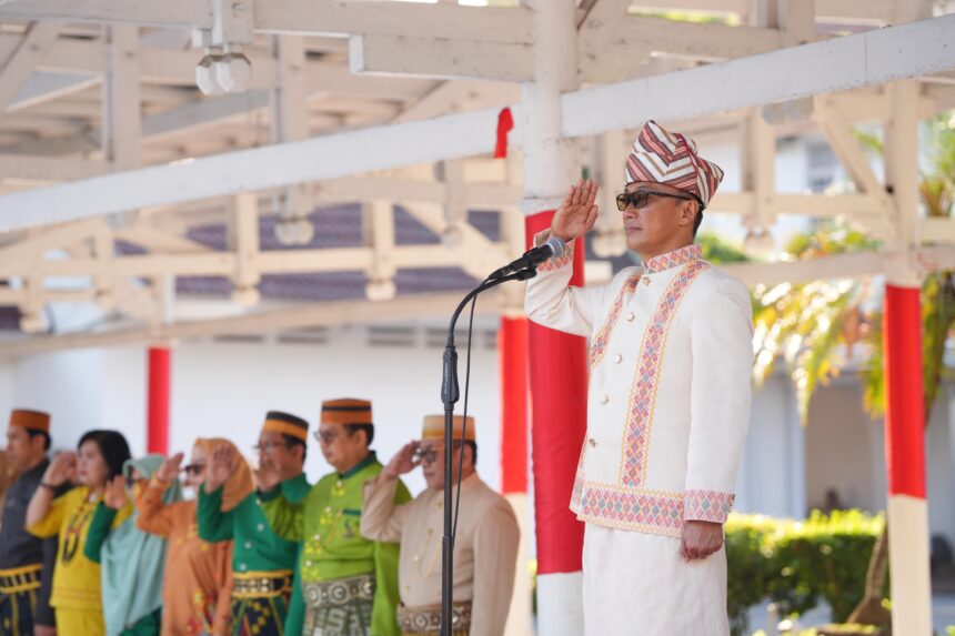 Pj Gub Sulsel saat memimpin upacara Sumpah Pemuda. Foto: dok humas