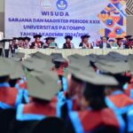 Pj Gubernur Sulsel saat menghadiri dan memberi pesan pada acara wisuda di Universitas Patompo Makassar. Foto: dok humas