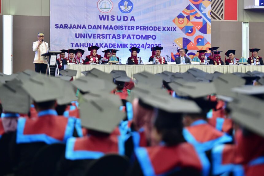 Pj Gubernur Sulsel saat menghadiri dan memberi pesan pada acara wisuda di Universitas Patompo Makassar. Foto: dok humas