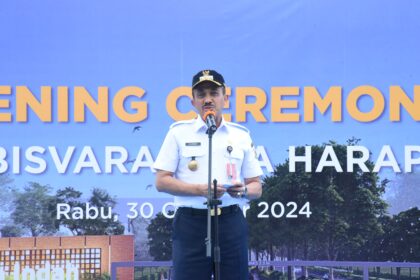 Wali Kota Jakarta Timur, M. Anwar, dalam kegiatan meresmikan penggunaan akses jalan tembus Gerbang Abisvara Kota Harapan Indah, Kelurahan Cakung Timur, Kecamatan Cakung, pada Rabu (30/10/2024). Foto: dok humas