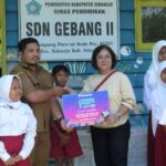 PT Daikin Airconditioning Indonesia memberikan sejumlah paket seragam dan perlengkapan bagi siswa SD Negeri Gebang 2 Sidoarjo, Jawa Timur. Foto: Daikin