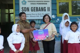 PT Daikin Airconditioning Indonesia memberikan sejumlah paket seragam dan perlengkapan bagi siswa SD Negeri Gebang 2 Sidoarjo, Jawa Timur. Foto: Daikin