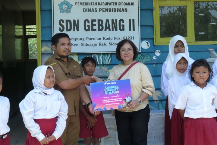 PT Daikin Airconditioning Indonesia memberikan sejumlah paket seragam dan perlengkapan bagi siswa SD Negeri Gebang 2 Sidoarjo, Jawa Timur. Foto: Daikin