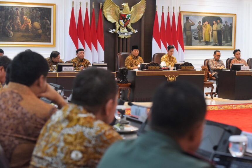 Presiden Prabowo Subianto dan Wakil Presiden Gibran Rakabuming Raka memimpin Sidang Kabinet Paripurna (SKP) perdana di Ruang Sidang Kabinet, Jakarta (23/10/2024) sore. Foto: Humas Setkab/Rahmat