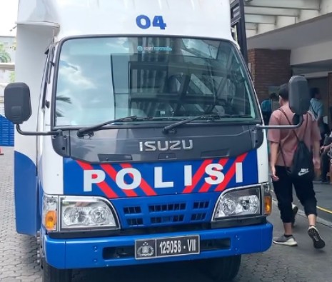 Mobil layanan SIM Keliling yang mangkal di Mal Ciputra, Jakarta Barat. Foto: Instagram @malciputrajkt