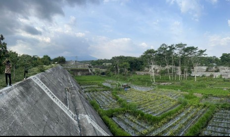 Tampak salah satu Sabo-Dam yang sudah terbangun dan dimanfaatkan untuk lahan pertanian di kaki Gunung Merapi, Jogjakarta. Foto: Ist