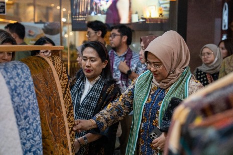 Direktur Pemasaran & Pengembangan Produk PT Pegadaian, Elvi Rofiqotul Hidayah terlihat sedang mengunjungi bazaar UMKM pada event BerKRIYAsi (18/10/2024). Foto: Dok Pegadaian