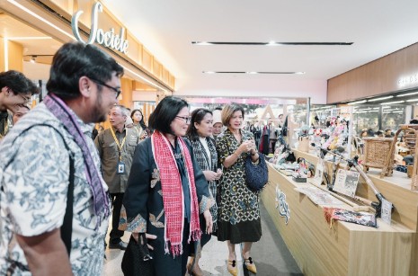 Komisaris Utama PT Pegadaian sekaligus Staf Ahli Bidang Keuangan dan Pengembangan UMKM Kementerian BUMN, Loto Srinaita Ginting sedang mengunjungi salah satu booth pada bazaar UMKM BerKRIYAsi. Foto: Dok Pegadaian