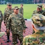 Presiden Prabowo Subianto saat memimpin kegiatan latihan baris berbaris yang diikuti para anggota Kabinet Merah Putih. Foto: Kantor Staf Kepresidenan