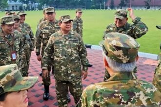 Presiden Prabowo Subianto saat memimpin kegiatan latihan baris berbaris yang diikuti para anggota Kabinet Merah Putih. Foto: Kantor Staf Kepresidenan