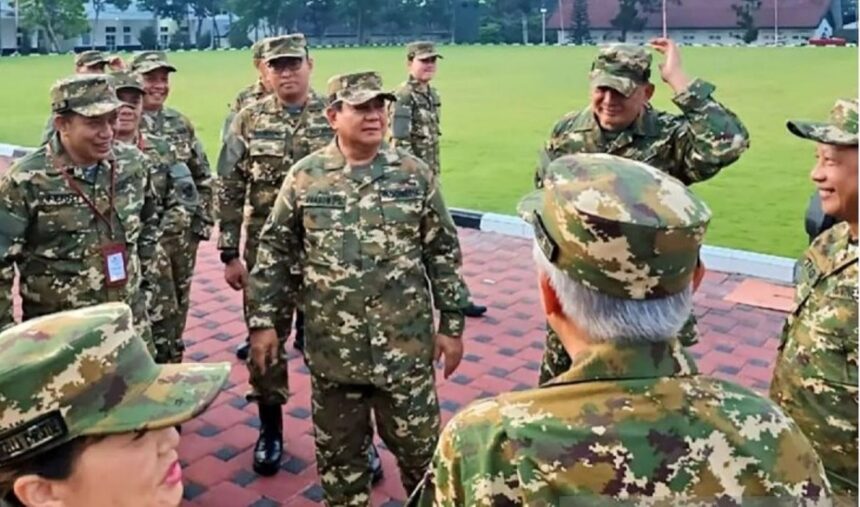 Presiden Prabowo Subianto saat memimpin kegiatan latihan baris berbaris yang diikuti para anggota Kabinet Merah Putih. Foto: Kantor Staf Kepresidenan