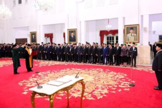 Presiden Prabowo Subianto menyaksikan pengucapan sumpah Sunarto sebagai Ketua Mahkamah Agung (MA). Pengucapan sumpah tersebut digelar di Istana Negara, Jakarta, pada Selasa, 22 Oktober 2024. Foto: BPMI Setpres/