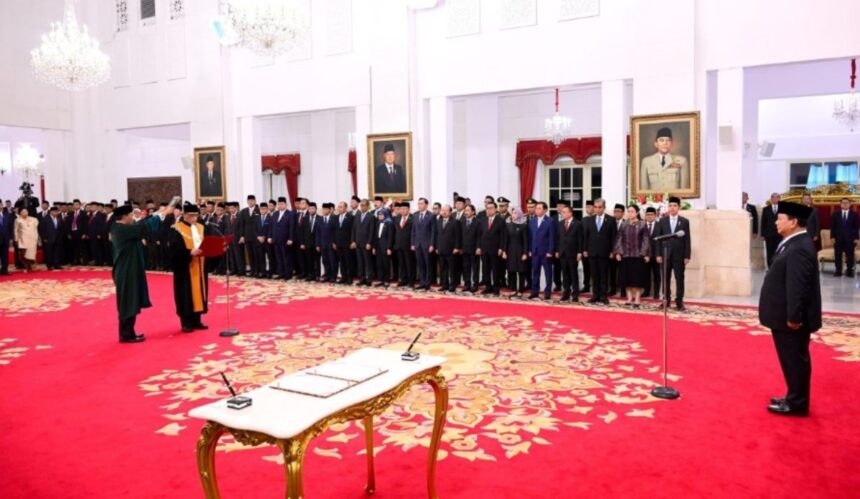 Presiden Prabowo Subianto menyaksikan pengucapan sumpah Sunarto sebagai Ketua Mahkamah Agung (MA). Pengucapan sumpah tersebut digelar di Istana Negara, Jakarta, pada Selasa, 22 Oktober 2024. Foto: BPMI Setpres/