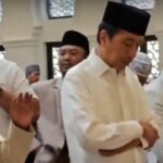 Jokowi salat Jumat di Masjid Raya Sheikh Zayed Solo. Foto: Ist