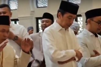 Jokowi salat Jumat di Masjid Raya Sheikh Zayed Solo. Foto: Ist