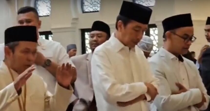 Jokowi salat Jumat di Masjid Raya Sheikh Zayed Solo. Foto: Ist